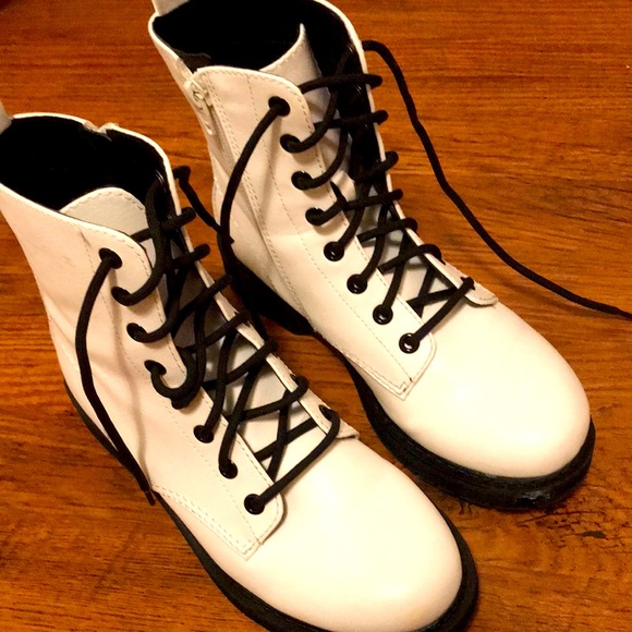 White boots - Picture 1 of 6